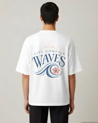 REVØRA Life Comes In Waves – Oversized Shirt in White, getragen, Rückenprint, KI-generierte Abbildung