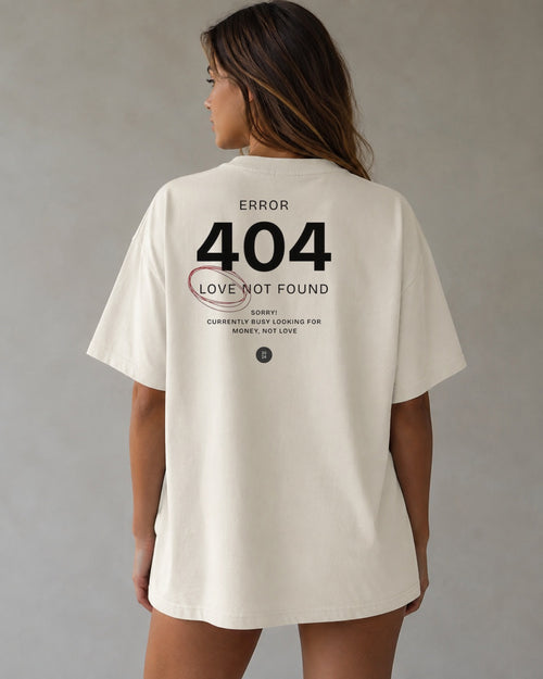 Model trägt das Oversized T-Shirt „404 Love Not Found“ von REVØRA, Rückansicht