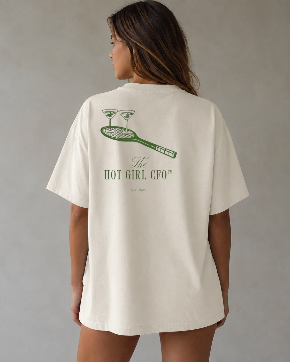 Model trägt das Oversized T-Shirt „CFO Club“ von REVØRA, Rückansicht