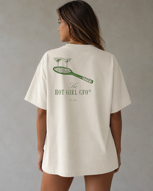 Model trägt das Oversized T-Shirt „CFO Club“ von REVØRA, Rückansicht