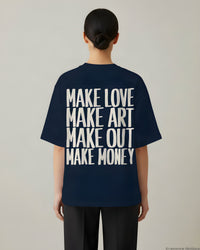 REVØRA Make Love Make Art Oversized T-Shirt – Oversized Shirt in French Navy, getragen, Rückenprint, KI-generierte Abbildung