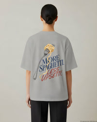 REVØRA More Spaghetti Less Upsetti – Oversized Shirt in Heather Grey, getragen, Rückenprint, KI-generierte Abbildung
