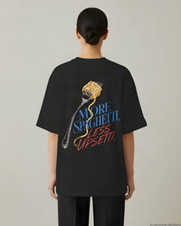 REVØRA More Spaghetti Less Upsetti – Oversized Shirt in Black, getragen, Rückenprint, KI-generierte Abbildung