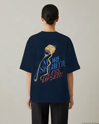 REVØRA More Spaghetti Less Upsetti – Oversized Shirt in French Navy, getragen, Rückenprint, KI-generierte Abbildung