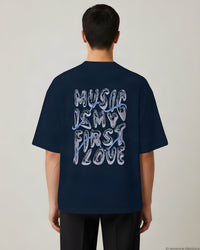 REVØRA Music Is My First Love – Oversized Shirt in French Navy, getragen, Rückenprint, KI-generierte Abbildung