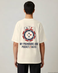 REVØRA My Pronouns Are Pocket Aces Oversized T-Shirt – Oversized Shirt in Natural Raw, getragen, Rückenprint, KI-generierte Abbildung