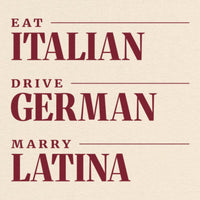 REVØRA Eat Italian Drive German Marry Latina Oversized T-Shirt – Oversized Shirt in Natural Raw, Rückenprint aus der Nähe