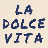 REVØRA La Dolce Vita – Oversized Shirt in Natural Raw, Rückenprint aus der Nähe