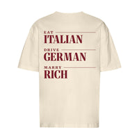 REVØRA Eat Italian Drive German Marry Rich Oversized T-Shirt – Oversized Shirt in Natural Raw, Rückansicht