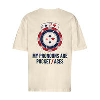REVØRA My Pronouns Are Pocket Aces Oversized T-Shirt – Oversized Shirt in Natural Raw, Rückansicht