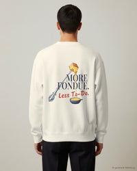 REVØRA More Fondue, Less To-Do – Sweatshirt in Natural Raw, getragen, Rückenprint, KI-generierte Abbildung