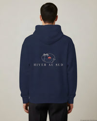 REVØRA Hiver au Sud – Zip-Hoodie in French Navy, getragen, Rückenprint, KI-generierte Abbildung