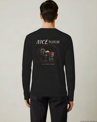 REVØRA Nice In January – Longsleeve in Black, getragen, Rückenprint, KI-generierte Abbildung