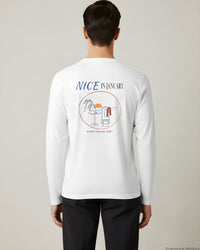 REVØRA Nice In January – Longsleeve in White, getragen, Rückenprint, KI-generierte Abbildung