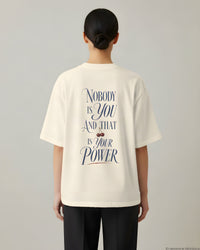 REVØRA Nobody Is You – Oversized Shirt in Natural Raw, getragen, Rückenprint, KI-generierte Abbildung