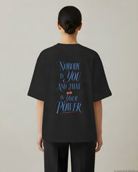 REVØRA Nobody Is You – Oversized Shirt in Black, getragen, Rückenprint, KI-generierte Abbildung