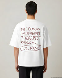REVØRA Not Famous But Someone's Therapist Oversized T-Shirt – Oversized Shirt in White, getragen, Rückenprint, KI-generierte Abbildung