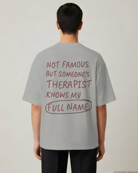 REVØRA Not Famous But Someone's Therapist Oversized T-Shirt – Oversized Shirt in Heather Grey, getragen, Rückenprint, KI-generierte Abbildung
