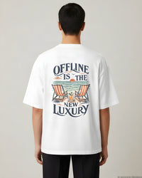 REVØRA Offline Luxury Beach Cocktail – Oversized Shirt in White, getragen, Rückenprint, KI-generierte Abbildung
