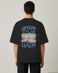 REVØRA Offline Luxury Beach Cocktail – Oversized Shirt in Black, getragen, Rückenprint, KI-generierte Abbildung
