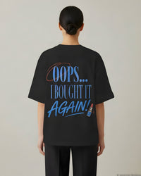REVØRA Oops I Bought It Again – Oversized Shirt in Black, getragen, Rückenprint, KI-generierte Abbildung