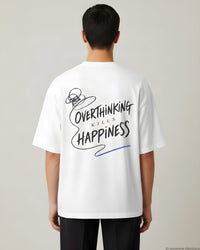 REVØRA Overthinking Kills Happiness – Oversized Shirt in White, getragen, Rückenprint, KI-generierte Abbildung