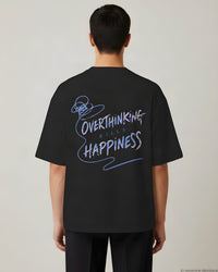 REVØRA Overthinking Kills Happiness – Oversized Shirt in Black, getragen, Rückenprint, KI-generierte Abbildung