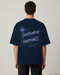 REVØRA Overthinking Kills Happiness – Oversized Shirt in French Navy, getragen, Rückenprint, KI-generierte Abbildung