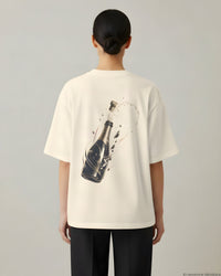 REVØRA Pop The Cork – Oversized Shirt in Natural Raw, getragen, Rückenprint, KI-generierte Abbildung