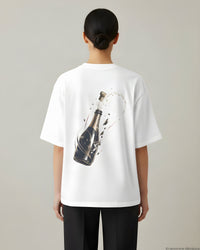 REVØRA Pop The Cork – Oversized Shirt in White, getragen, Rückenprint, KI-generierte Abbildung