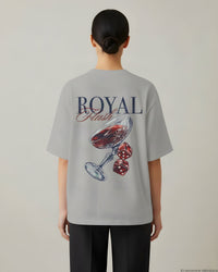 REVØRA Royal Flush – Oversized Shirt in Heather Grey, getragen, Rückenprint, KI-generierte Abbildung