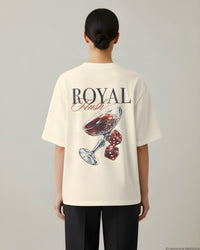 REVØRA Royal Flush – Oversized Shirt in Natural Raw, getragen, Rückenprint, KI-generierte Abbildung