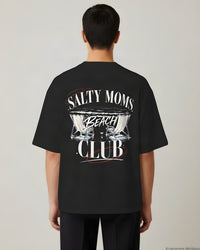 REVØRA Salty Moms Beach Club – Oversized Shirt in Black, getragen, Rückenprint, KI-generierte Abbildung