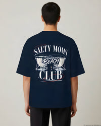 REVØRA Salty Moms Beach Club – Oversized Shirt in French Navy, getragen, Rückenprint, KI-generierte Abbildung