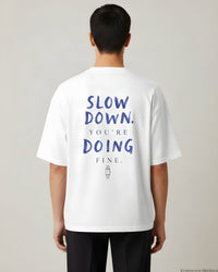REVØRA Slow Down You're Doing Fine – Oversized Shirt in White, getragen, Rückenprint, KI-generierte Abbildung