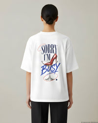 REVØRA Sorry I'm Busy – Oversized Shirt in White, getragen, Rückenprint, KI-generierte Abbildung