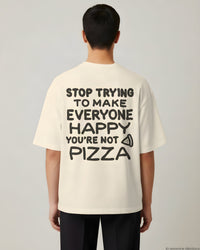 REVØRA Stop Trying To Make Everyone Happy Oversized T-Shirt – Oversized Shirt in Natural Raw, getragen, Rückenprint, KI-generierte Abbildung