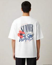 REVØRA Summer Waves – Oversized Shirt in White, getragen, Rückenprint, KI-generierte Abbildung