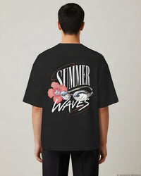 REVØRA Summer Waves – Oversized Shirt in Black, getragen, Rückenprint, KI-generierte Abbildung