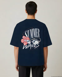 REVØRA Summer Waves – Oversized Shirt in French Navy, getragen, Rückenprint, KI-generierte Abbildung