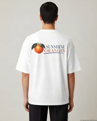 REVØRA Sunshine Oranges – Oversized Shirt in White, getragen, Rückenprint, KI-generierte Abbildung