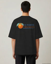 REVØRA Sunshine Oranges – Oversized Shirt in Black, getragen, Rückenprint, KI-generierte Abbildung