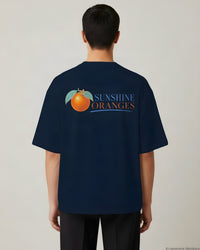 REVØRA Sunshine Oranges – Oversized Shirt in French Navy, getragen, Rückenprint, KI-generierte Abbildung