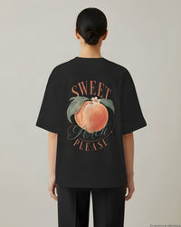 REVØRA Sweet Peach Please – Oversized Shirt in Black, getragen, Rückenprint, KI-generierte Abbildung