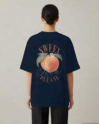 REVØRA Sweet Peach Please – Oversized Shirt in French Navy, getragen, Rückenprint, KI-generierte Abbildung