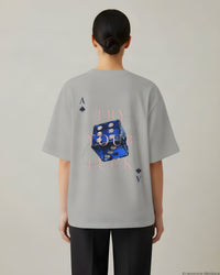 REVØRA Try Your Luck – Oversized Shirt in Heather Grey, getragen, Rückenprint, KI-generierte Abbildung