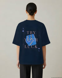 REVØRA Try Your Luck – Oversized Shirt in French Navy, getragen, Rückenprint, KI-generierte Abbildung