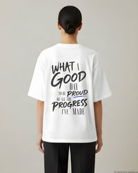 REVØRA What A Good Day – Oversized Shirt in White, getragen, Rückenprint, KI-generierte Abbildung