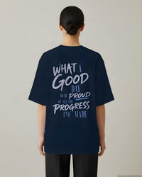 REVØRA What A Good Day – Oversized Shirt in French Navy, getragen, Rückenprint, KI-generierte Abbildung