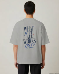 REVØRA What If It All Works Out – Oversized Shirt in Heather Grey, getragen, Rückenprint, KI-generierte Abbildung